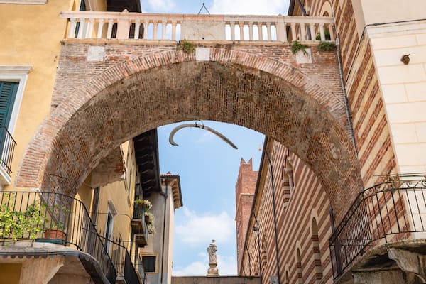 Arco della Costa which includes a bridge