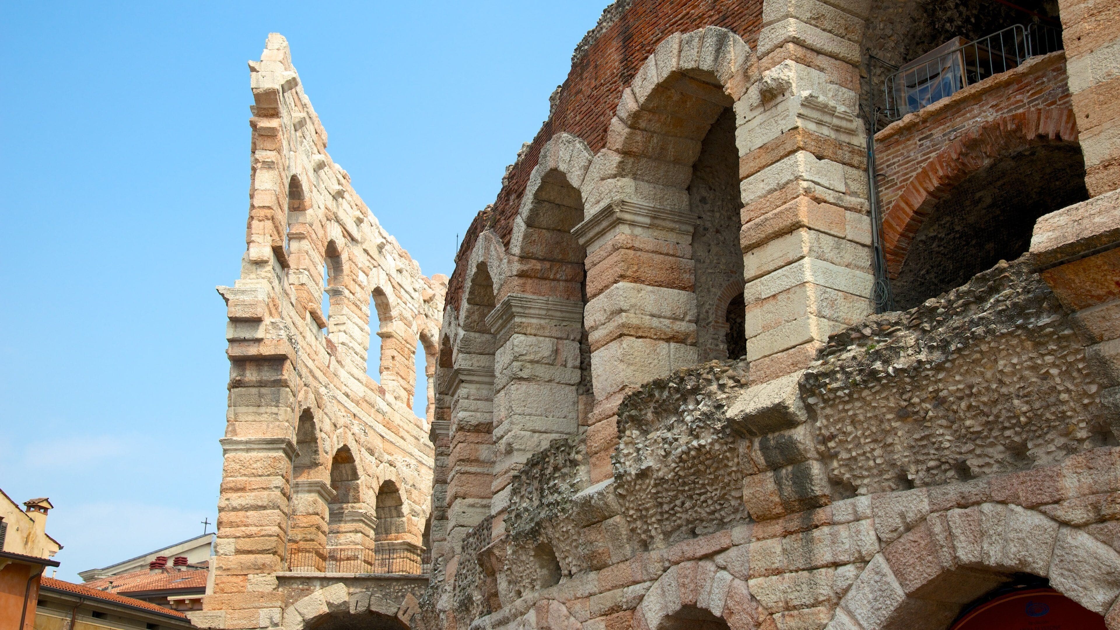Verona-arenan presenterar ruiner och historiska element