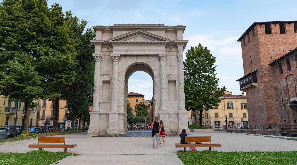 Castelvecchio Museum which includes a garden and heritage elements