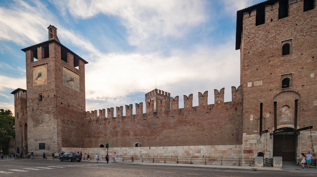Castelvecchio Museum showing a sunset, heritage architecture and chateau or palace