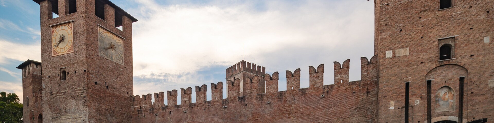 Castelvecchio Museum showing a sunset, heritage architecture and chateau or palace