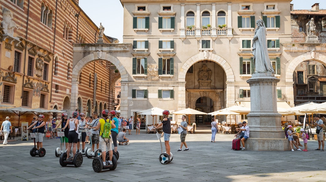 Piazza dei Signori showing a square or plaza, street scenes and a statue or sculpture