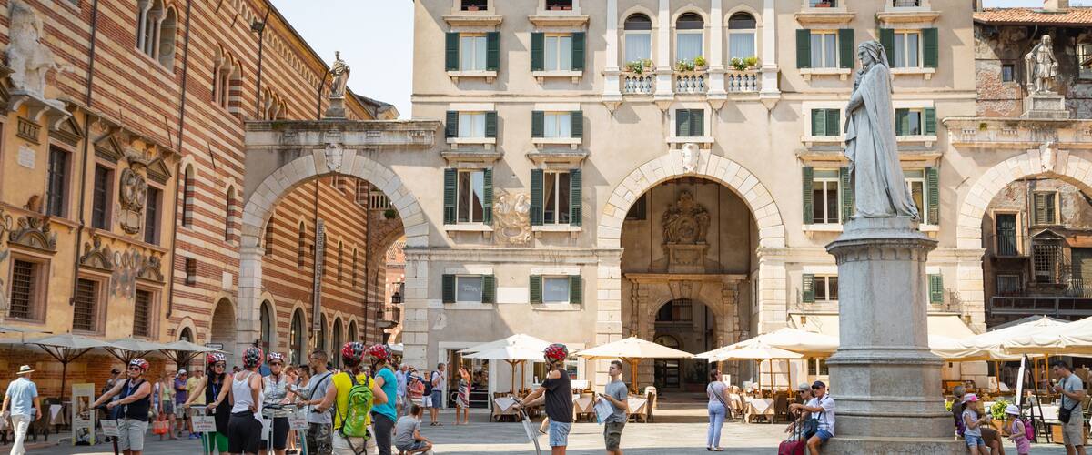 Piazza dei Signori showing a square or plaza, street scenes and a statue or sculpture