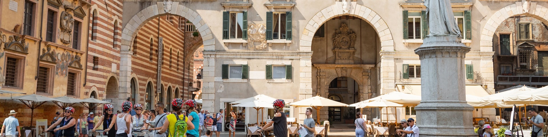 Piazza dei Signori showing a square or plaza, street scenes and a statue or sculpture