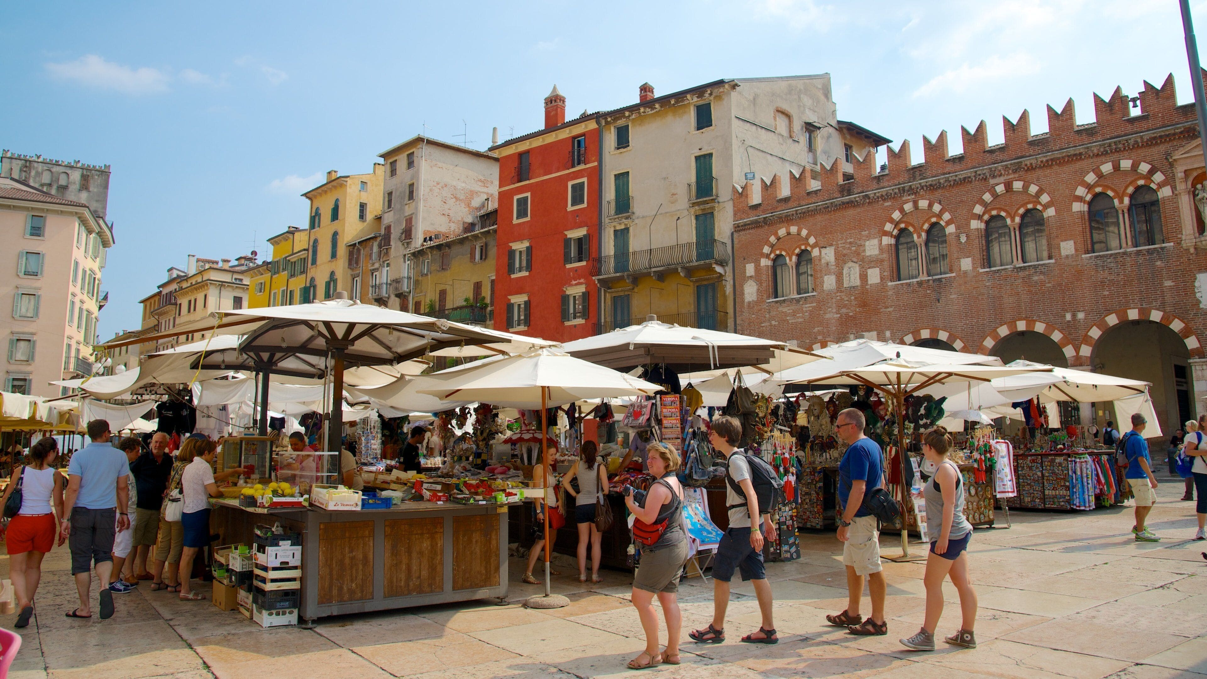 에르베 광장 을 특징 카페 풍경, 거리 풍경 과 도시