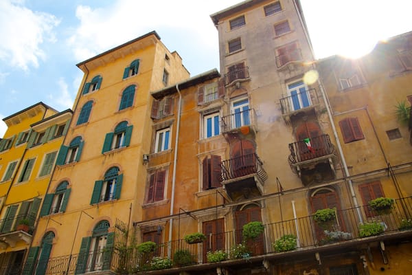 Piazza delle Erbe welches beinhaltet historische Architektur, Haus und Stadt