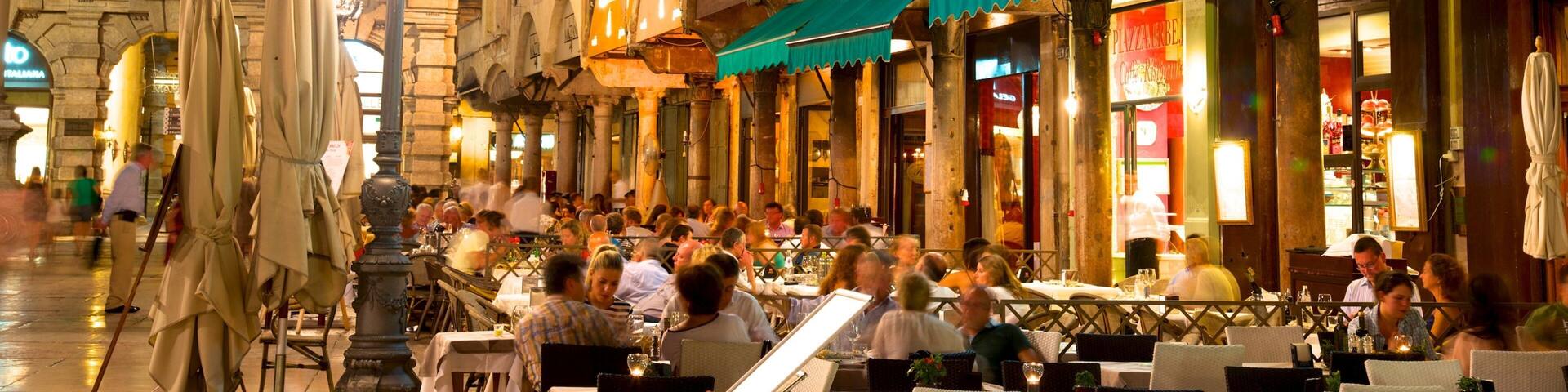 Place historique Piazza delle Erbe montrant scĂšnes de nuit, square ou place et patrimoine architectural