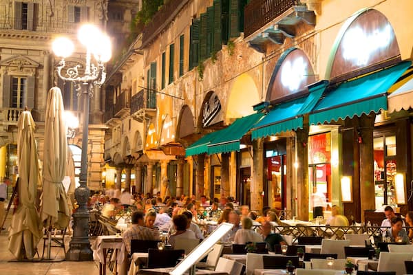 Piazza delle Erbe showing dining out, heritage architecture and a city