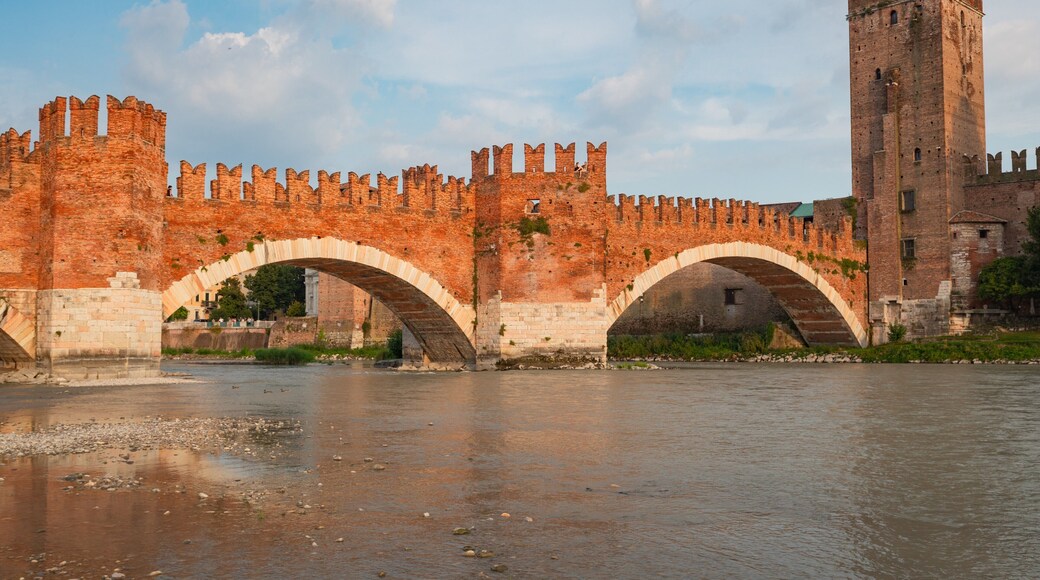 Ponte Scaligero showing a bridge, a river or creek and heritage elements