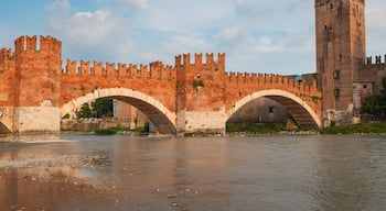 Ponte Scaligero showing a bridge, a river or creek and heritage elements