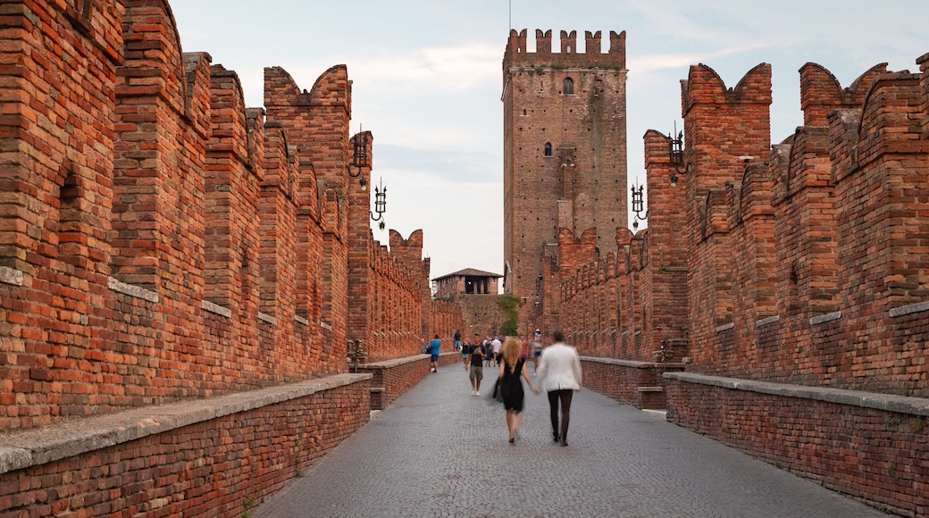 Ponte Scaligero featuring a castle, heritage architecture and street scenes