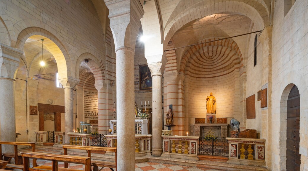 Scaliger Tombs showing a church or cathedral, heritage elements and interior views