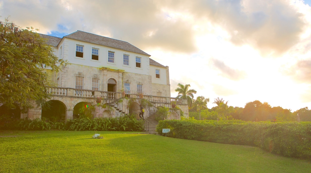Rose Hall Great House fasiliteter samt solnedgang, hus og park