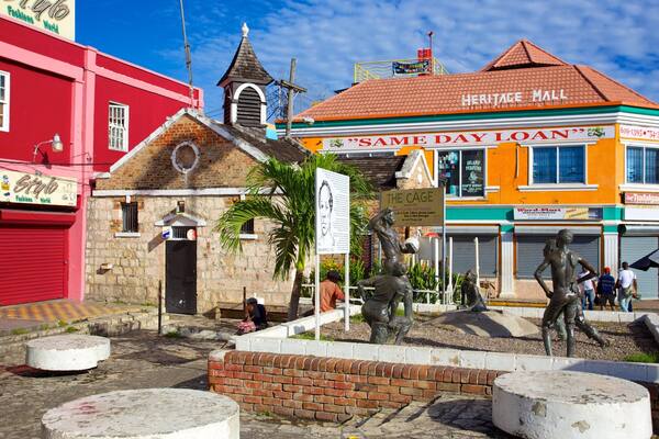 Sam Sharpe Square montrant square ou place et statue ou sculpture