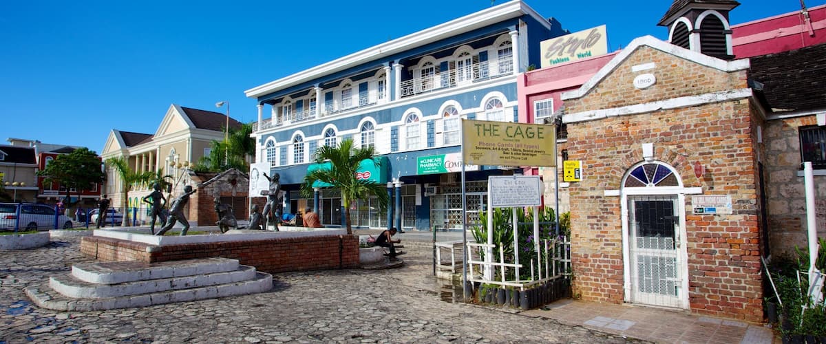 Sam Sharpe Square som omfatter en plads eller et torv, historiske bygningsværker og en statue eller en skulptur