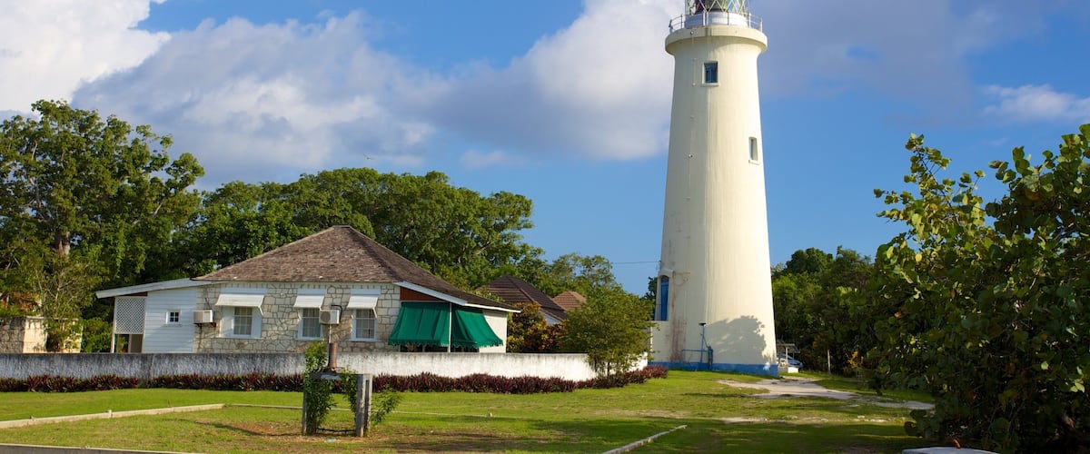 Negril Lighthouse mettant en vedette phare et petite ville ou village