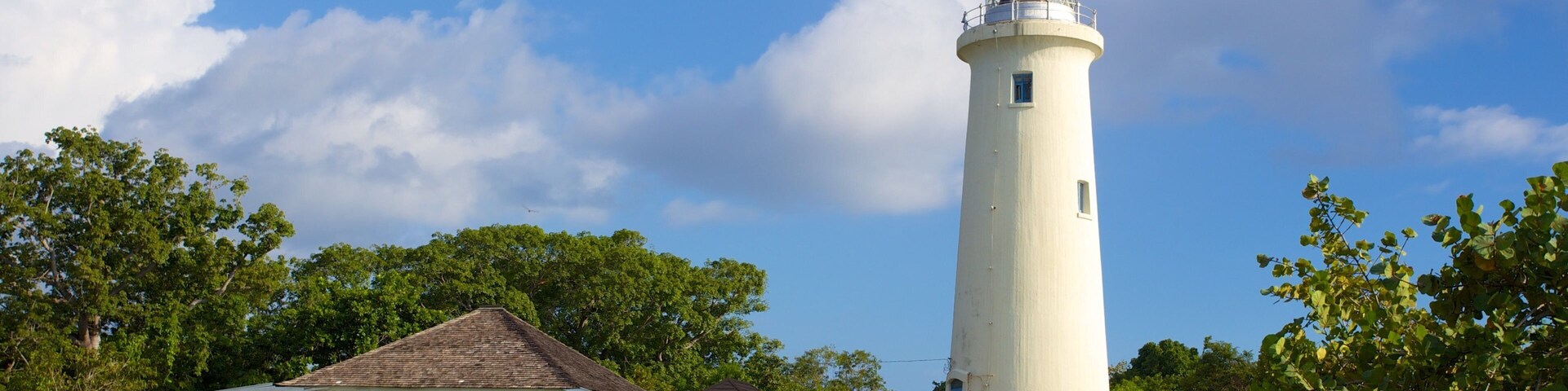 Negril Lighthouse mostrando um farol e uma cidade pequena ou vila
