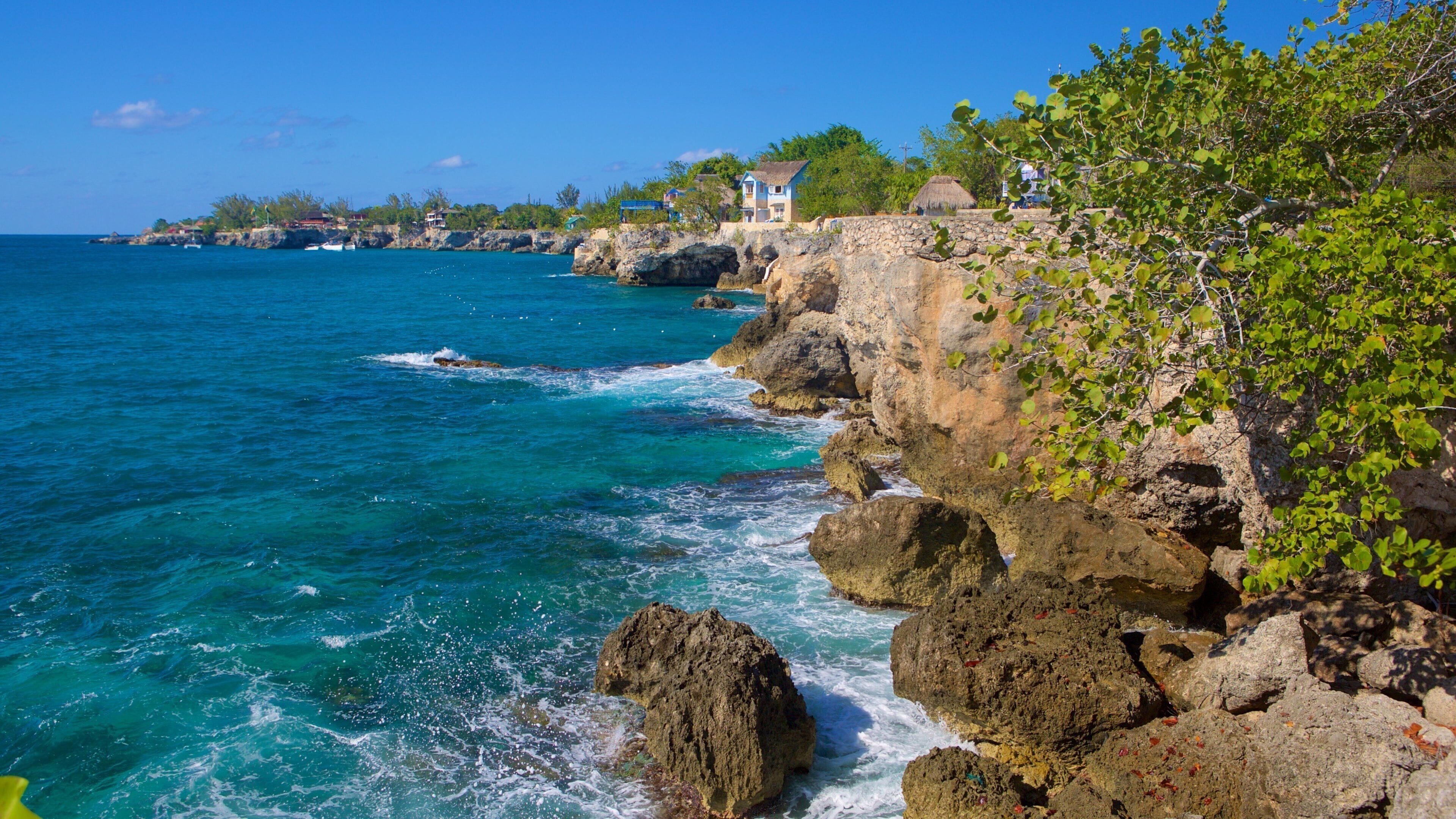 Faro de Negril mostrando costa rocosa