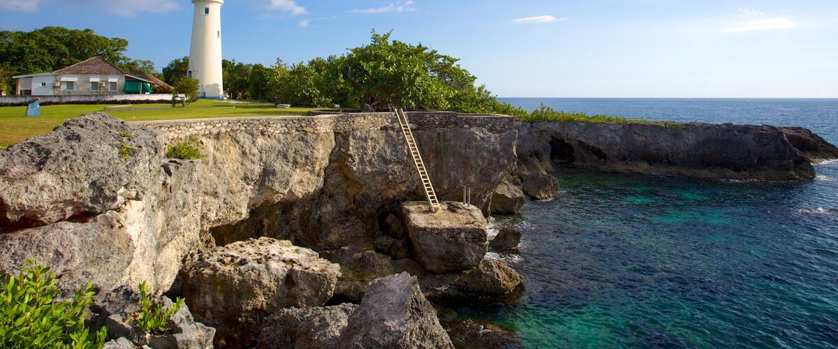 ネグリル灯台 表示 灯台 と 荒々しい海岸線