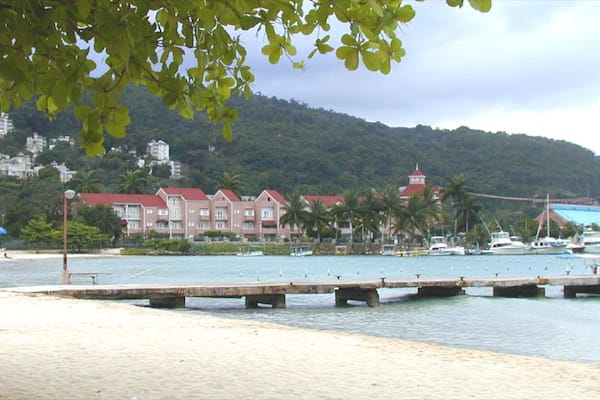 Turtle Beach johon kuuluu trooppiset näkymät, hiekkaranta ja näkymät