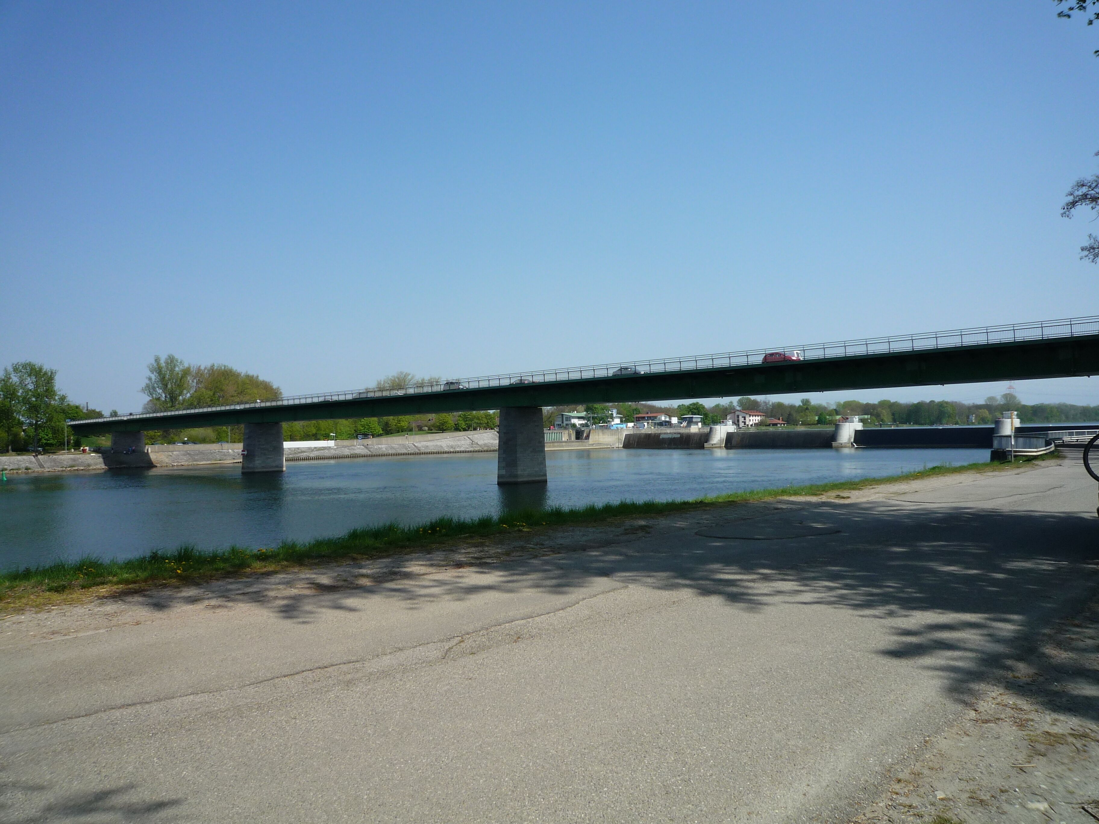Pont enjambant le Rhin entre la France et l'Allemagne, depuis l'Île du Rhin