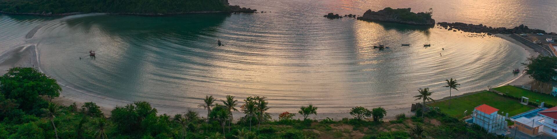 Bo Thong Lang Bay Located in Bang Saphan District Prachuap Khiri Khan Province It is a small bay in the shape of a semicircle. When the sea is calm overlooking the clear blue sea Bo Thong Lang Bay