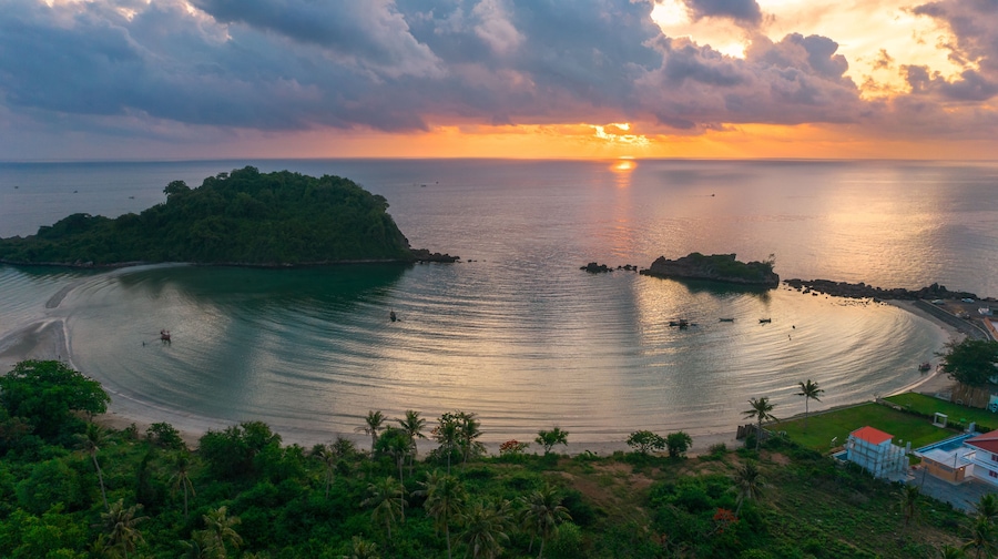 Bo Thong Lang Bay Located in Bang Saphan District Prachuap Khiri Khan Province It is a small bay in the shape of a semicircle. When the sea is calm overlooking the clear blue sea Bo Thong Lang Bay