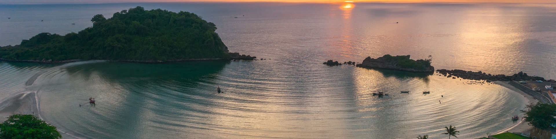 Bo Thong Lang Bay Located in Bang Saphan District Prachuap Khiri Khan Province It is a small bay in the shape of a semicircle. When the sea is calm overlooking the clear blue sea Bo Thong Lang Bay