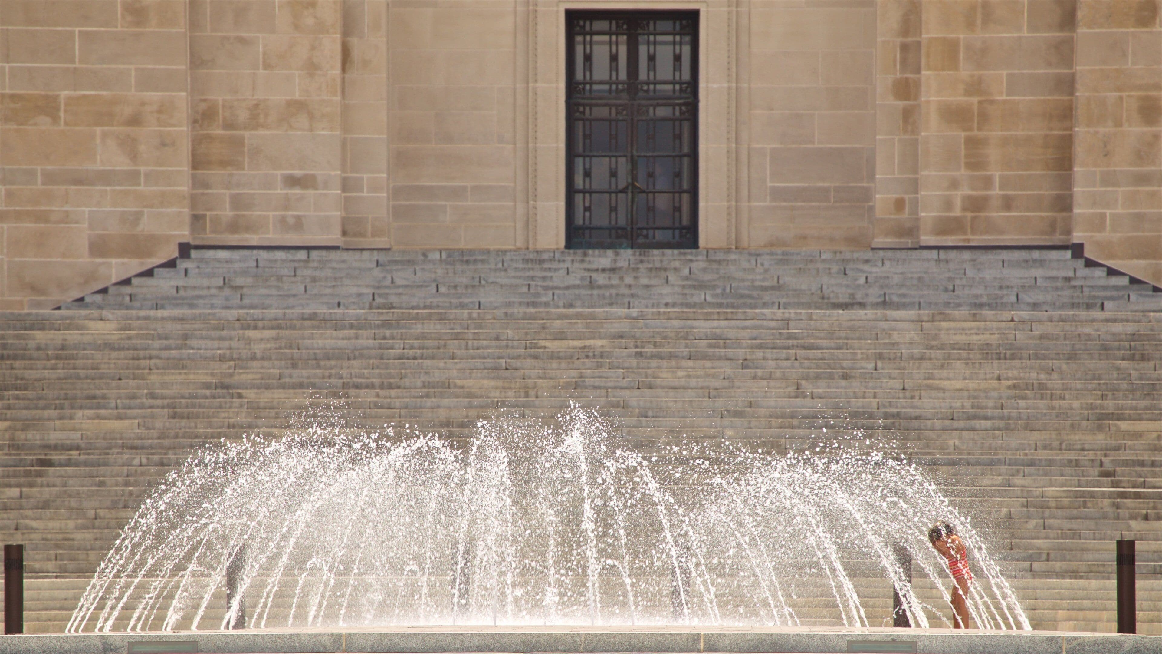 Nebraska State Capitol which includes a fountain