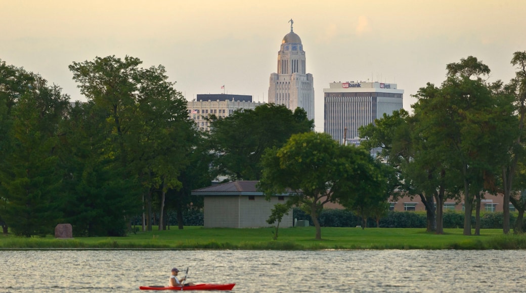 內布拉斯加州議會大廈 呈现出 河流或小溪 和 皮划艇或獨木舟 以及 一名男性