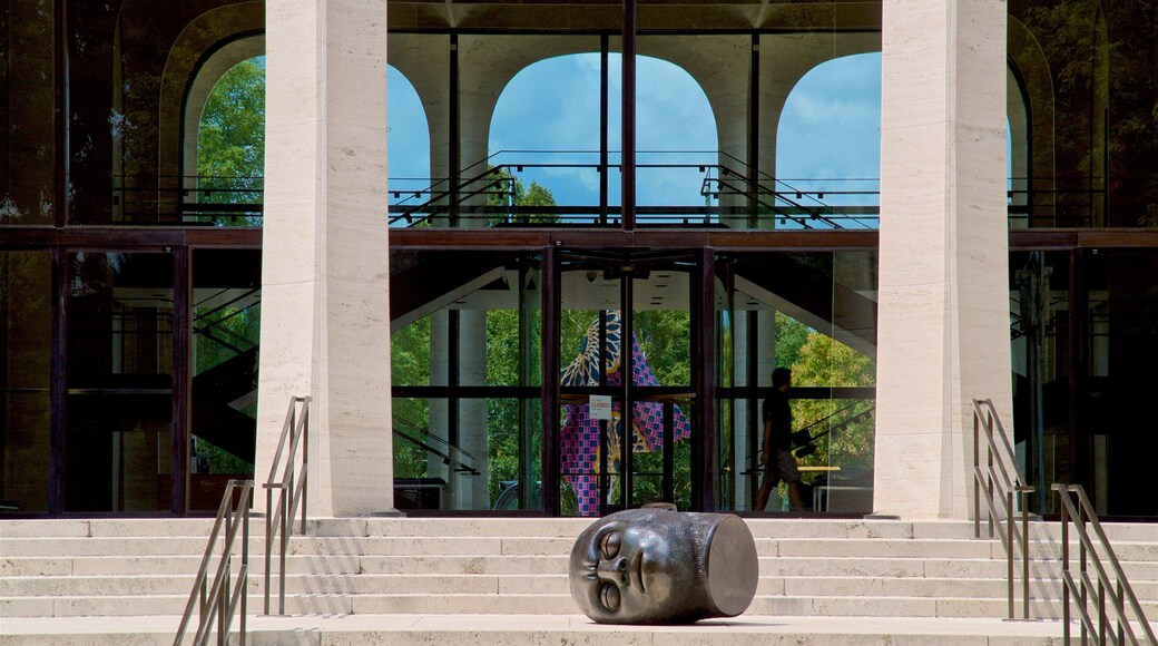 Sheldon Museum of Art que incluye arte al aire libre