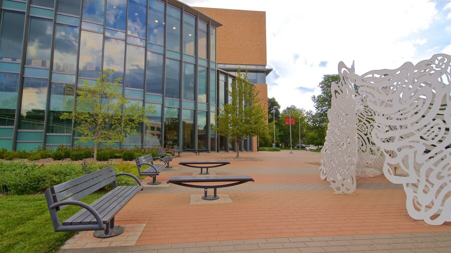 International Quilt Study Center que incluye arte al aire libre