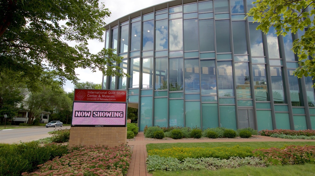 International Quilt Study Center que incluye flores, señalización y un parque