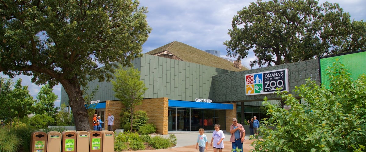 Henry Doorly Zoo que incluye señalización y también una familia