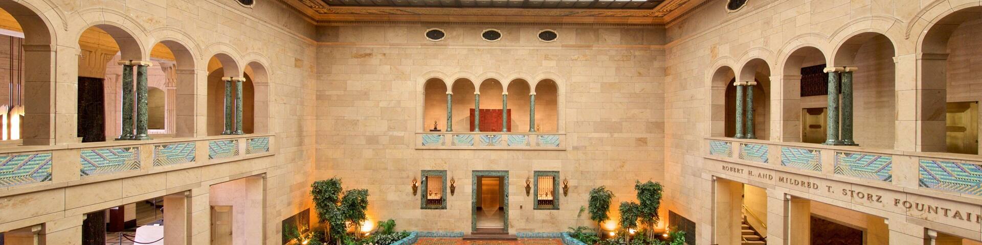 Joslyn Art Museum mit einem Springbrunnen, Innenansichten und Geschichtliches