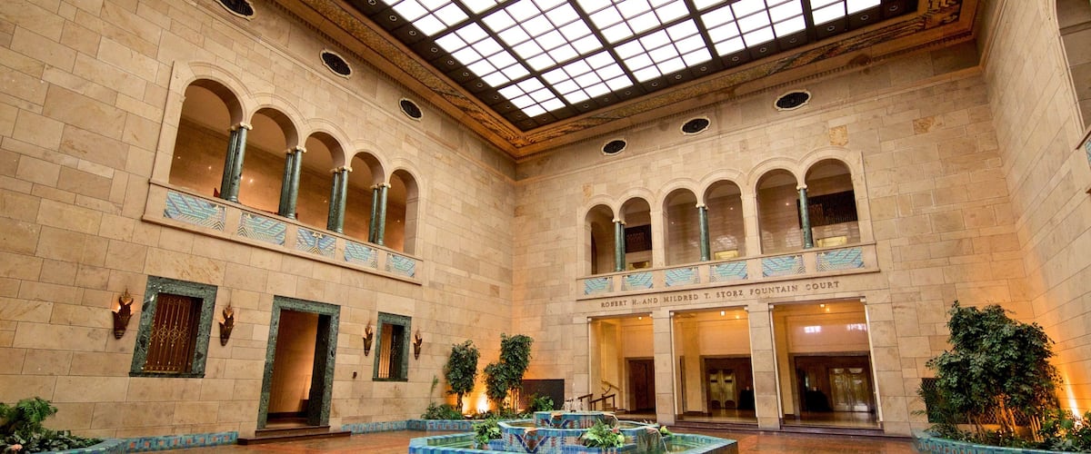 Joslyn Art Museum joka esittää sisäkuvat ja perintökohteet