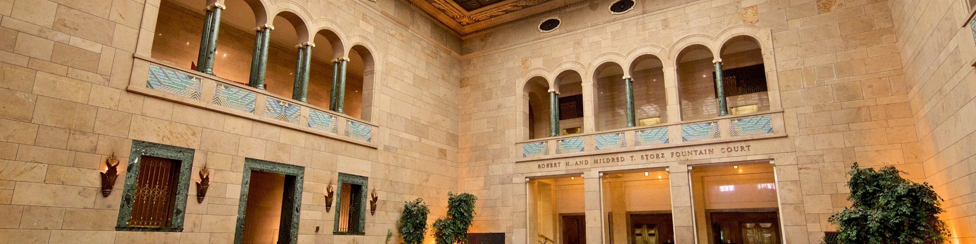 Museu de Arte Joslyn mostrando vistas internas e elementos de patrimônio