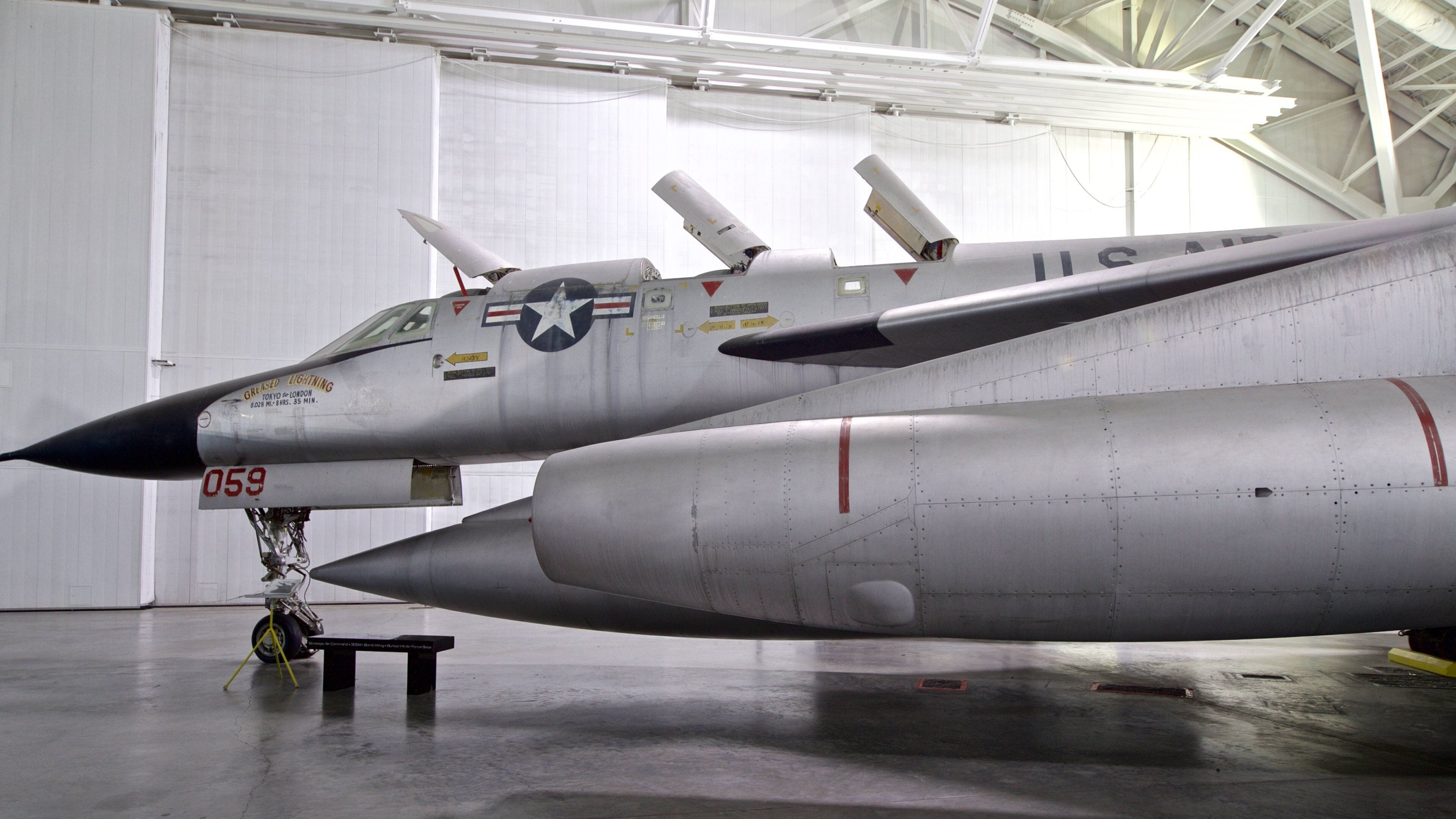 Mando Aéreo Estratégico y Museo Aeroespacial ofreciendo vistas interiores y aeronave