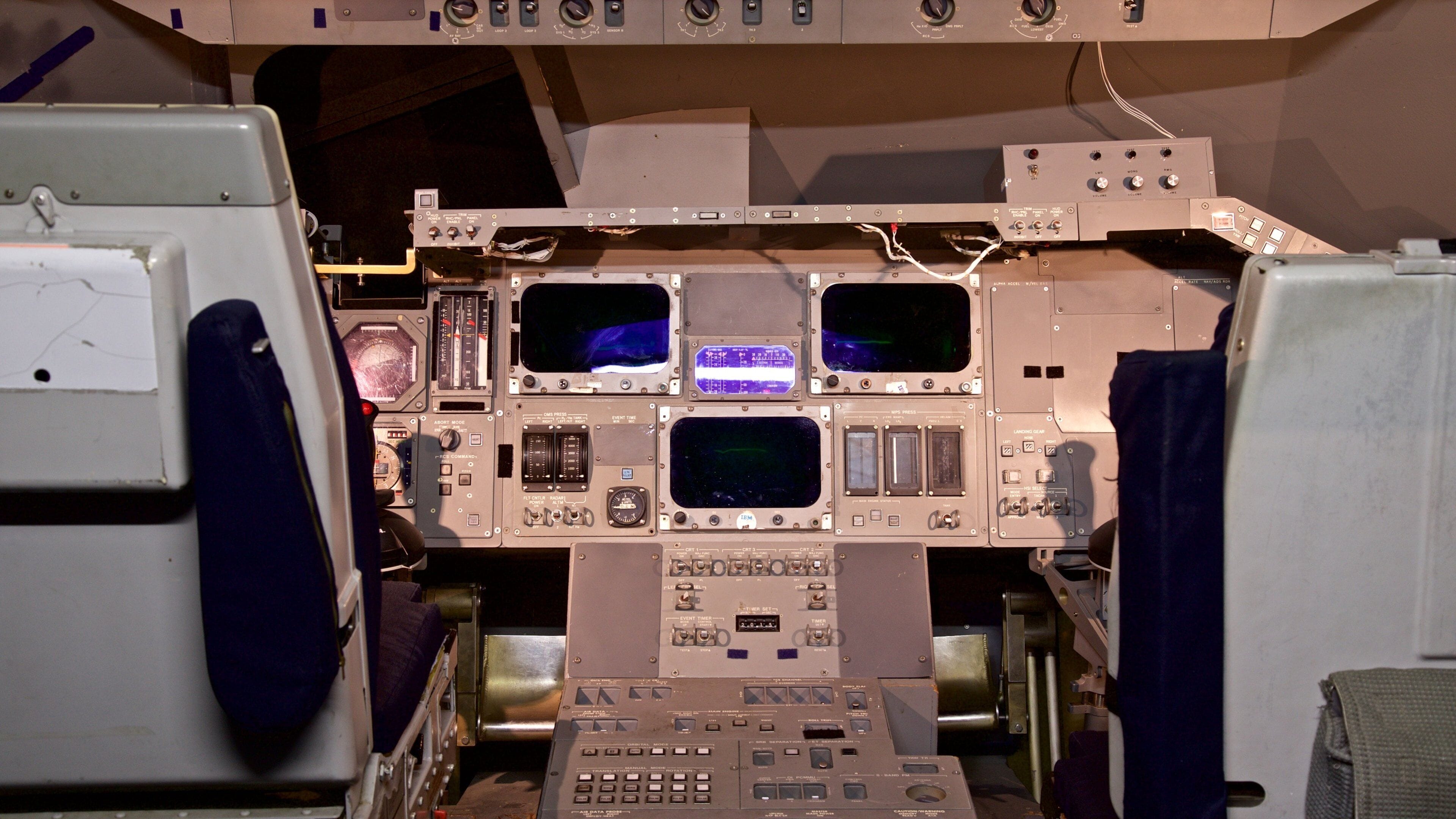 Mando Aéreo Estratégico y Museo Aeroespacial que incluye vistas interiores y artículos militares