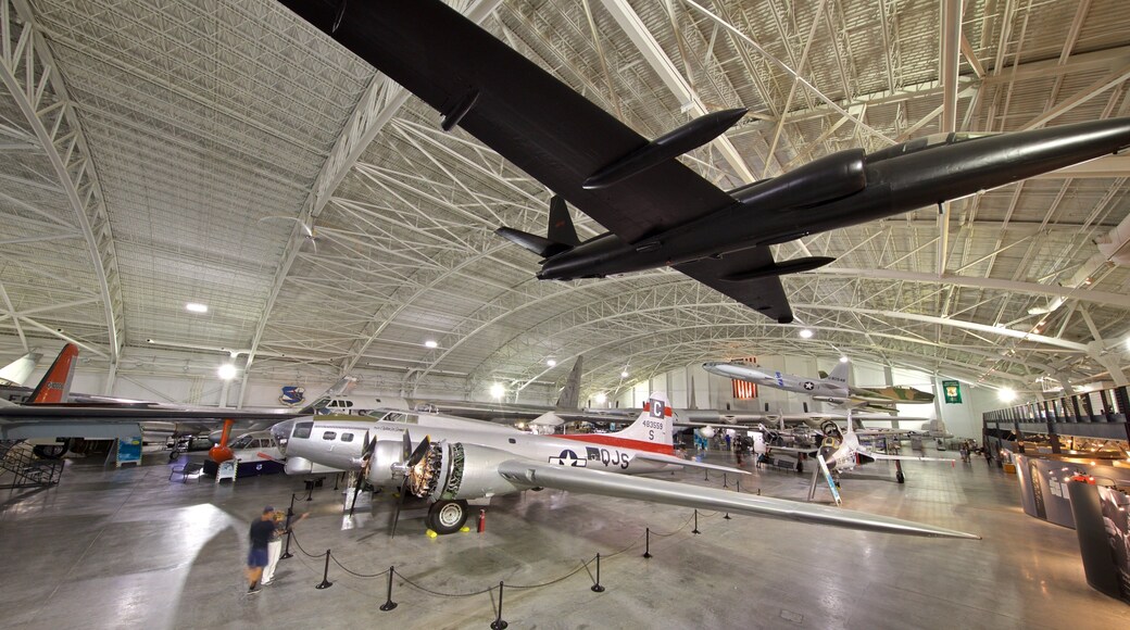 Mando Aéreo Estratégico y Museo Aeroespacial que incluye vistas interiores y aeronave