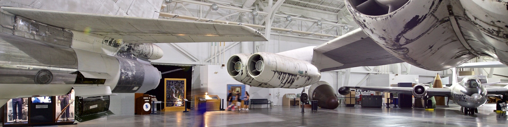 Strategisches Luft- und Luftfahrtmuseum welches beinhaltet Innenansichten und Flugzeug