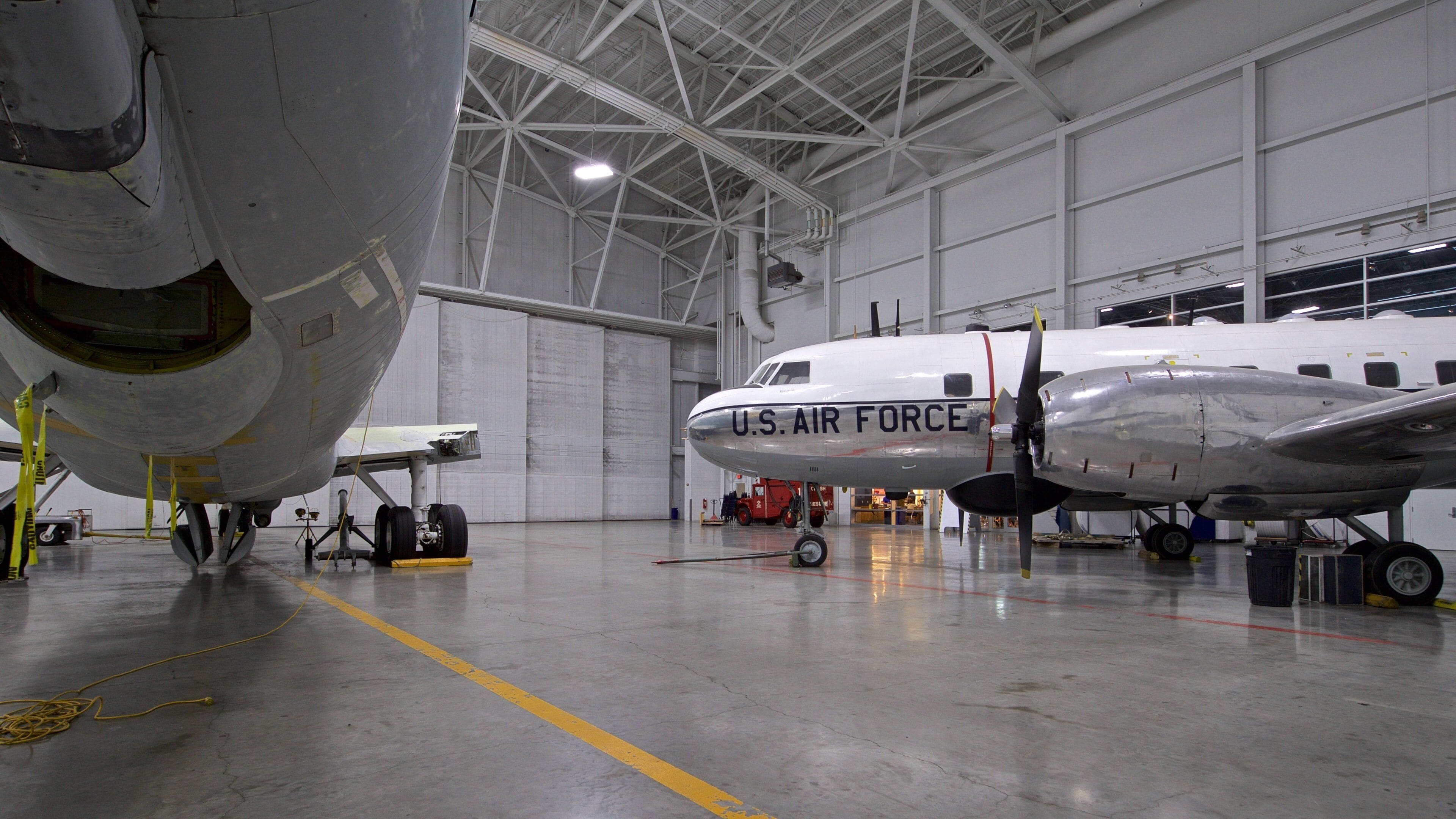 Mando Aéreo Estratégico y Museo Aeroespacial mostrando aeronave y vistas interiores