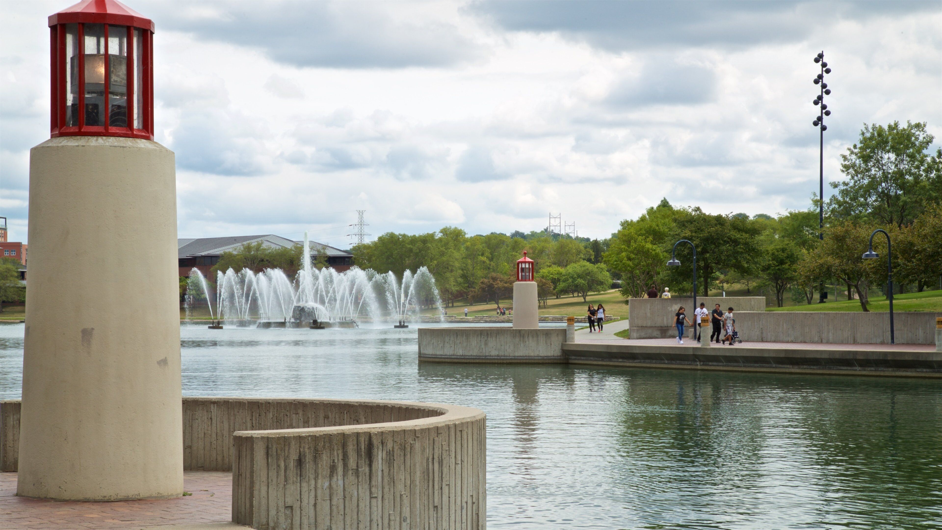 ハートランド オブ アメリカ パーク 表示 噴水 と 庭園 及び 少数の人々