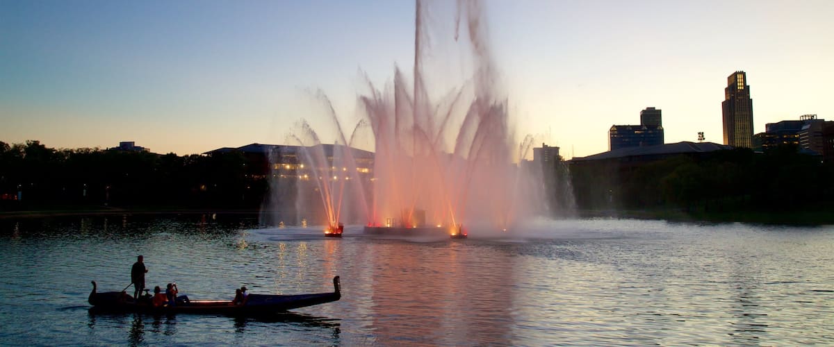 Heartland of America Park ofreciendo una puesta de sol, kayak o canoa y una fuente