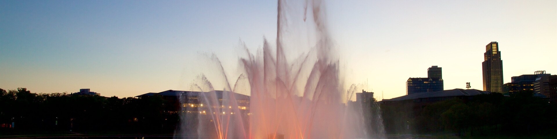 Heartland of America Park que inclui caiaque ou canoagem, um lago ou charco e uma fonte