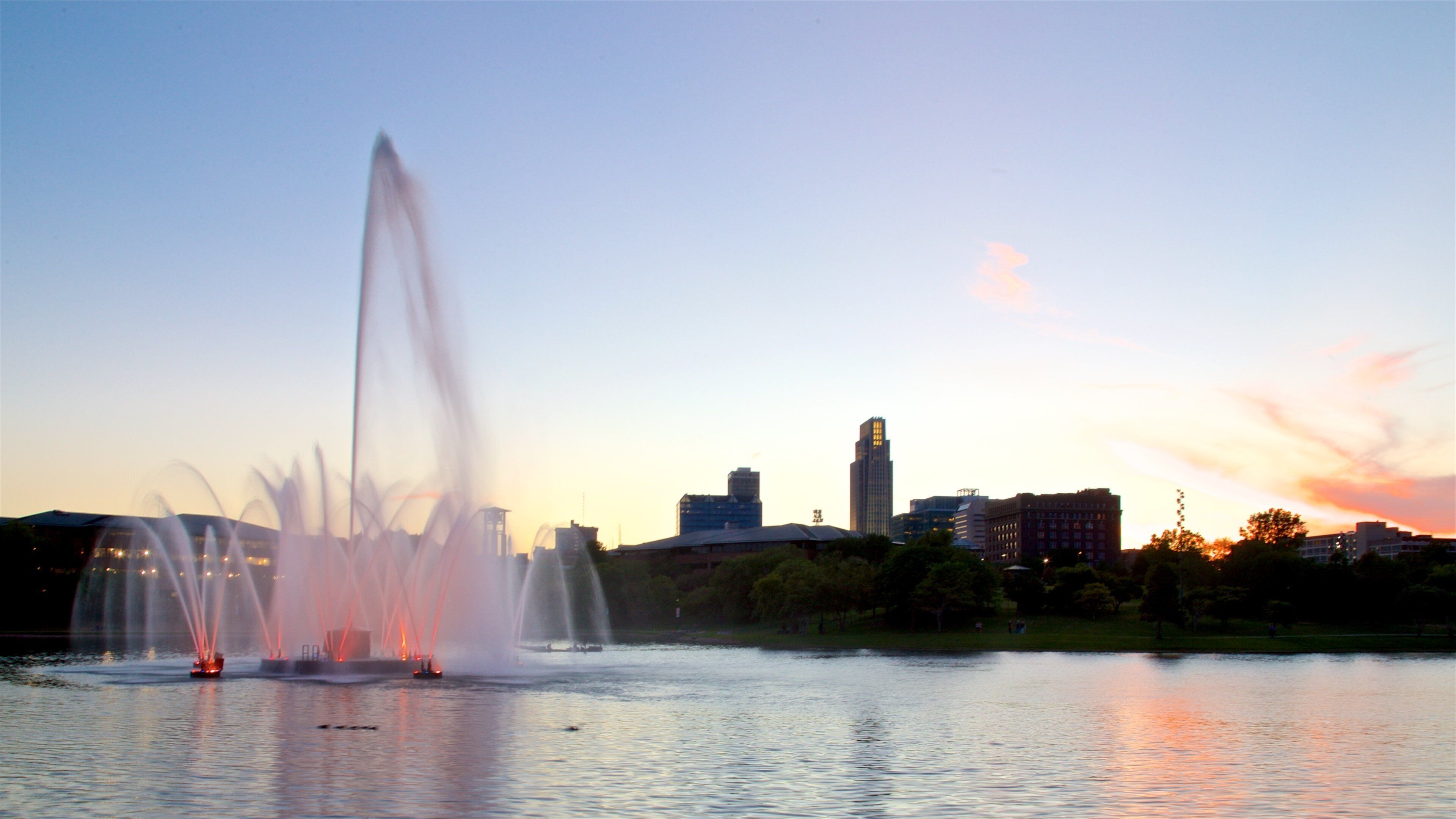 Heartland of America Park mostrando una fuente, una puesta de sol y horizonte
