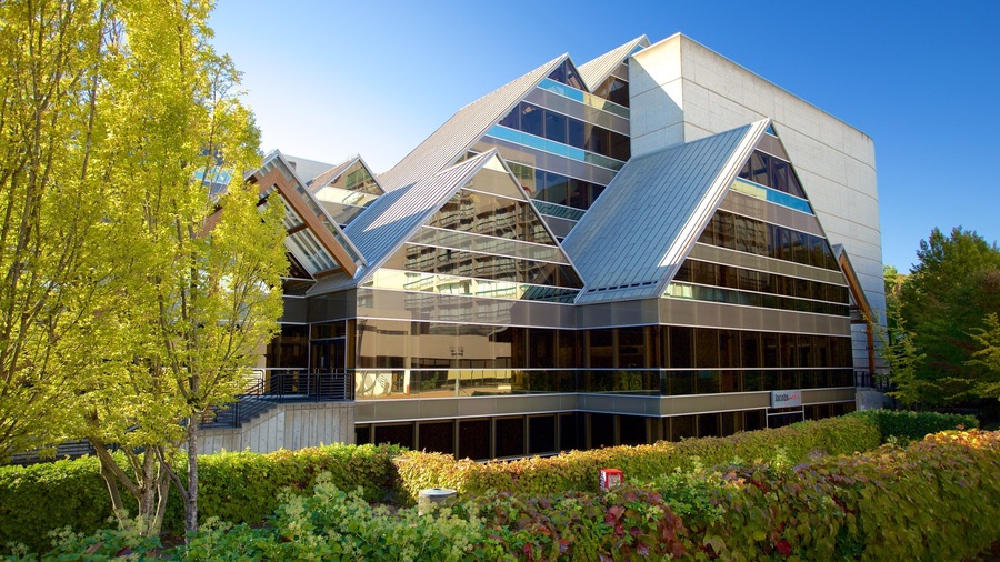 Hult Center for Performing Arts which includes a house and modern architecture