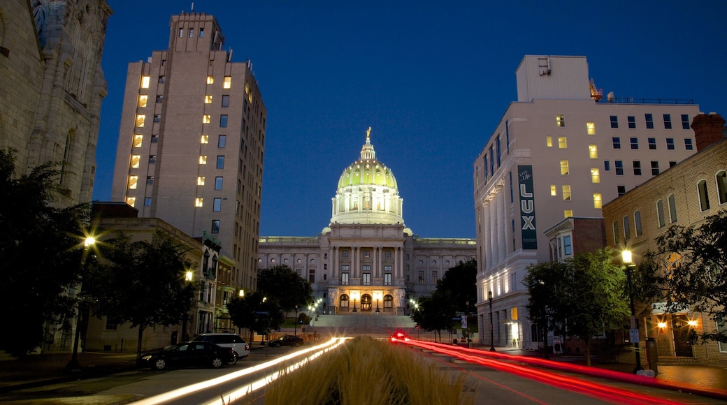 賓夕法尼亞州議會大廈 设有 夜景 和 街道景色