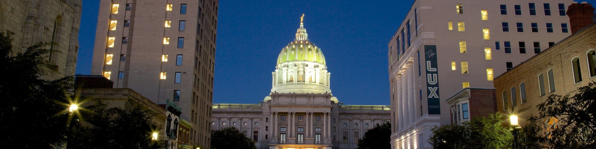 Capitólio Estadual da Pensilvânia mostrando cenas de rua e cenas noturnas