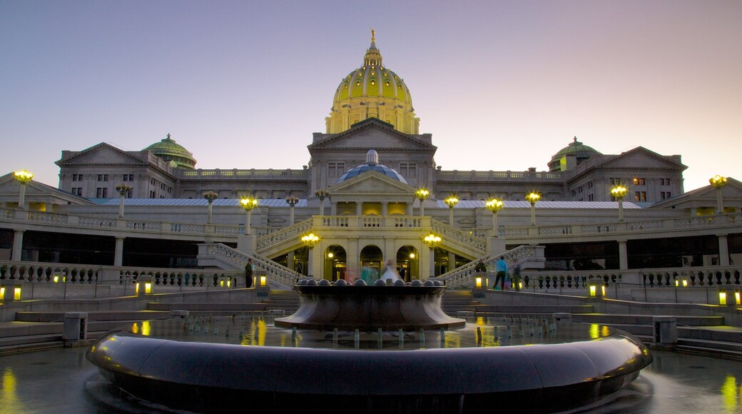 Regeringsgebouw van Pennsylvania toont historische architectuur, een zonsondergang en een fontein